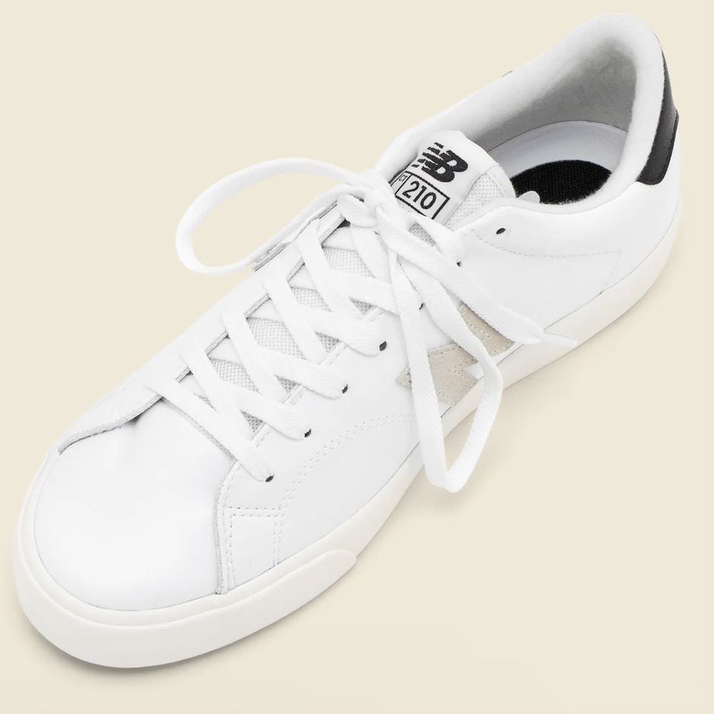 MAKE AN OFFER - NEW BALANCE Court 210 Sneakers Leather